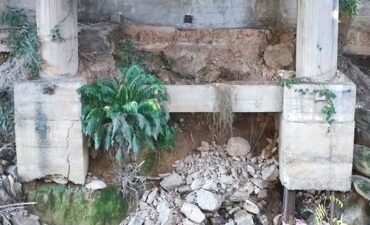 Fissura em bloco de fundação e exposição de estacas metálicas em estrutura de OAE