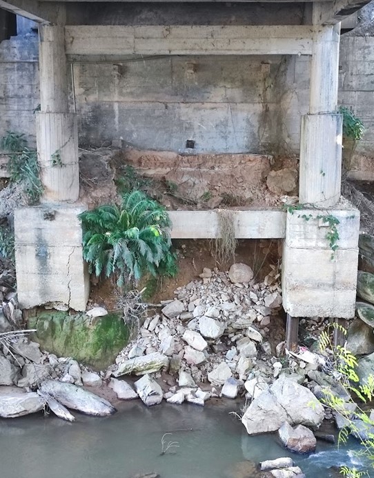 Fissura em bloco de fundação e exposição de estacas metálicas em estrutura de OAE